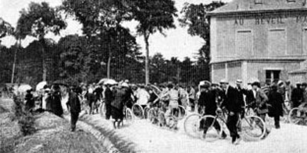 Cyclist and crowd gatering for the start of the fist Tour de France in 1903